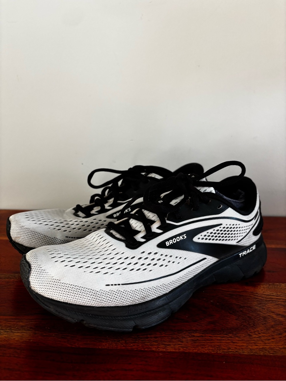 Brooks Trace 2 Men's Running Shoes - White and Black